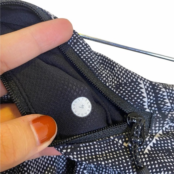 Lululemon Pace Rival Crop in n Formation Alpine White Black (22") sz 4 - Picture 5 of 6